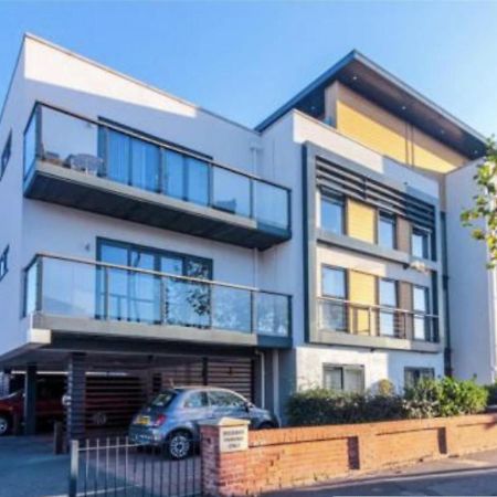 Charming 2-Bed Apartment In Christchurch Christchurch  Eksteriør billede